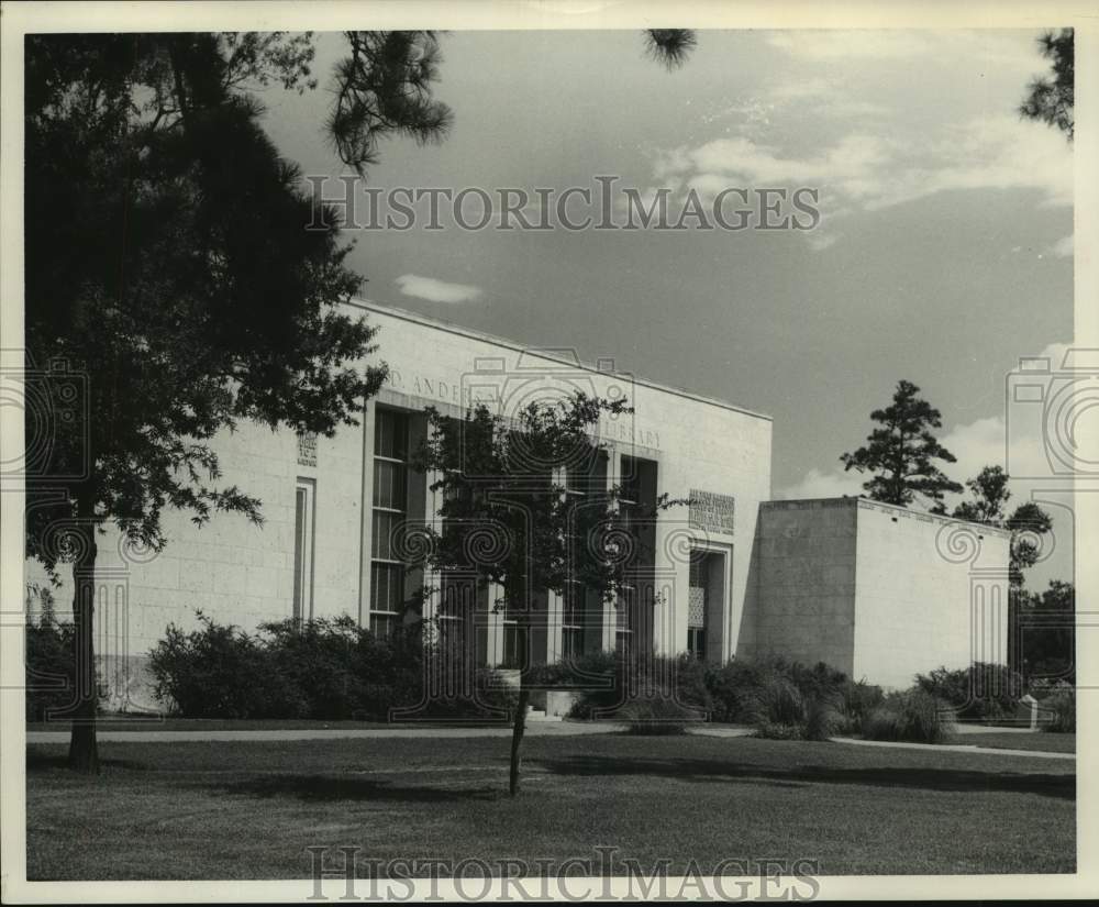 1963 Press Photo Exterior of M.D. Anderson Library at University of Houston- Historic Images