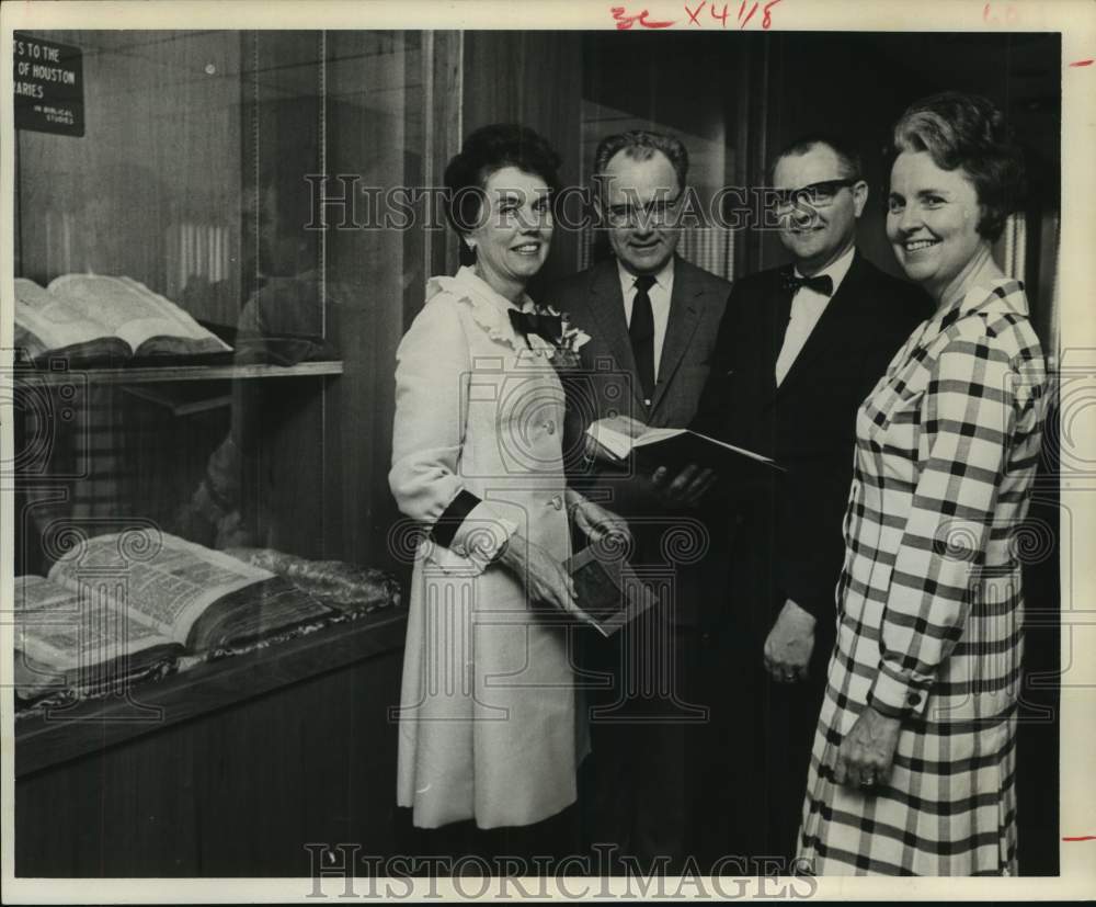 1968 Press Photo Guests at library addition dedication at University of Houston- Historic Images