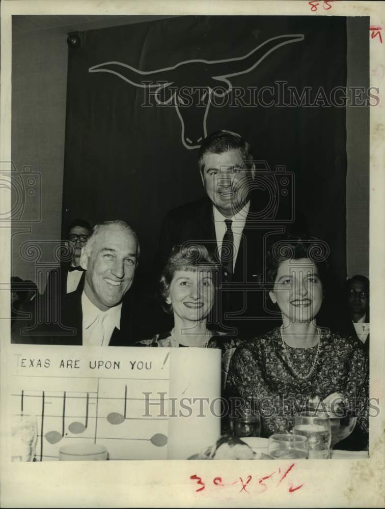 1961 Press Photo Univ of Texas alumni Harrison Stafford, Pete Layden with wives- Historic Images