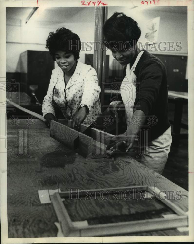 1969 Press Photo Laverne Wycoff &amp; Evelyn Manning learn carpentry in Houston- Historic Images