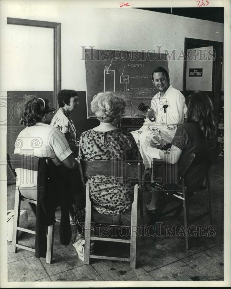 1969 Press Photo Sid Simpson lectures in a women&#39;s auto shop class in Houston- Historic Images