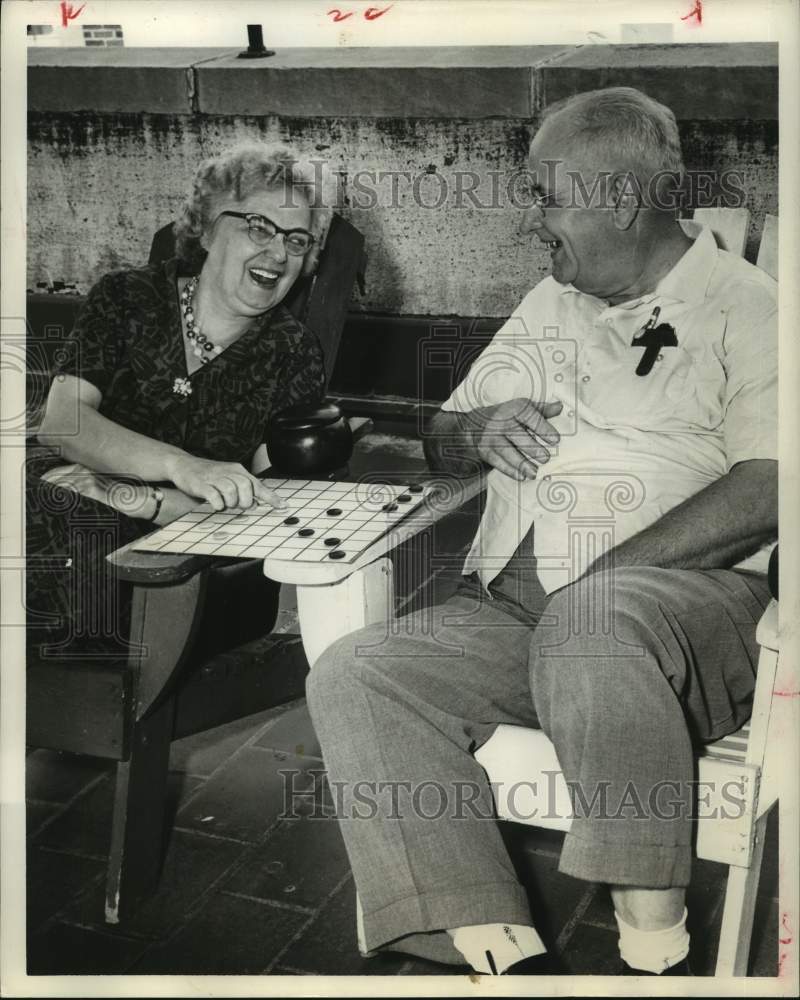 1961 Press Photo YMCA Members Mona Roberts and Allen Cash Playing &quot;Go&quot; Game- Historic Images