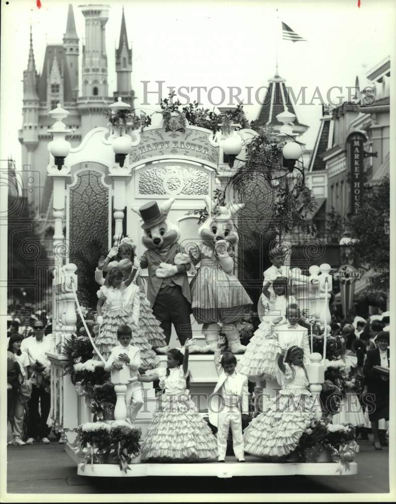 1990 Press Photo Mr. &amp; Mrs. Easter Rabbit in Walt Disney Parade in Florida- Historic Images