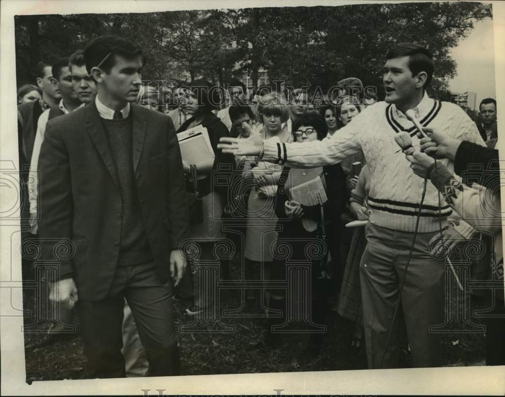 1966 Press Photo University of Houston students exchange views on black mass- Historic Images