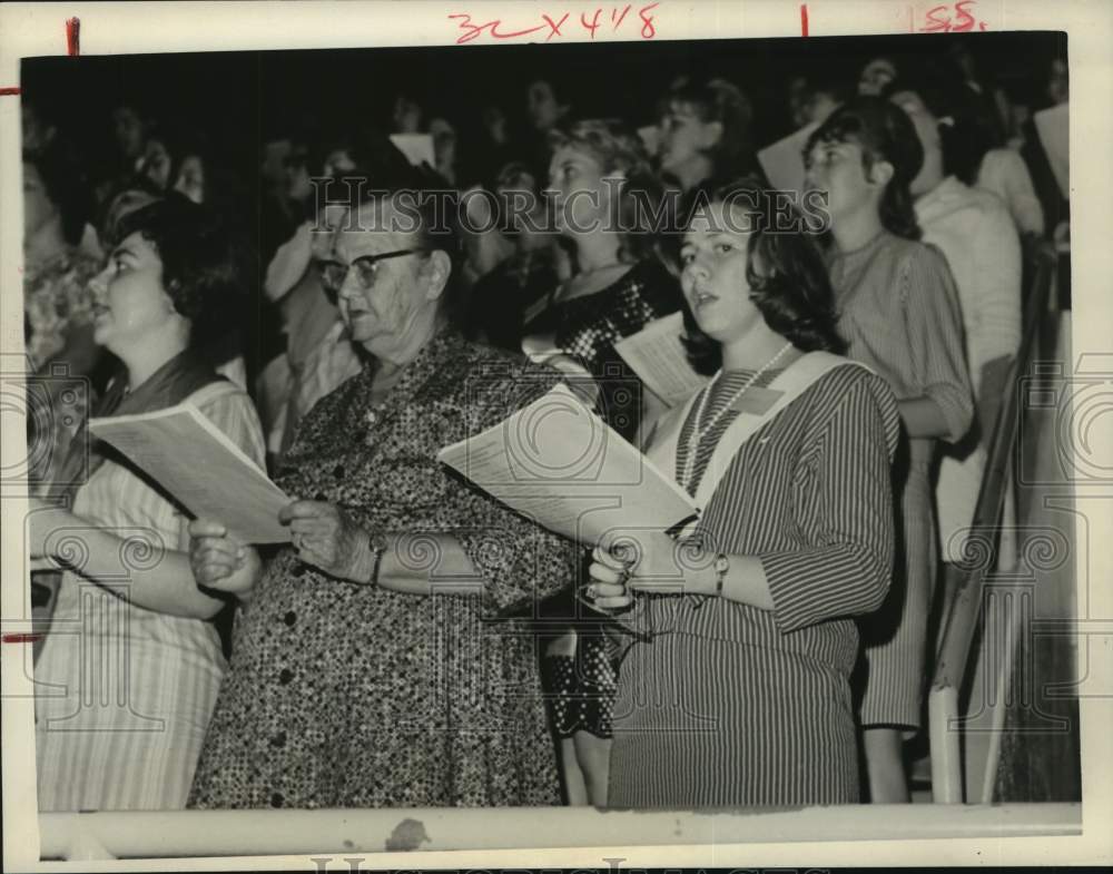 1965 Press Photo Mrs. Lillian Pass sings with Houston youth choir - hca59850- Historic Images