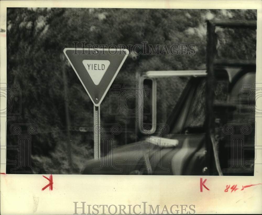 1972 Press Photo Yield Traffic Sign At Loop 610 and Eastex Freeway - hca59929- Historic Images