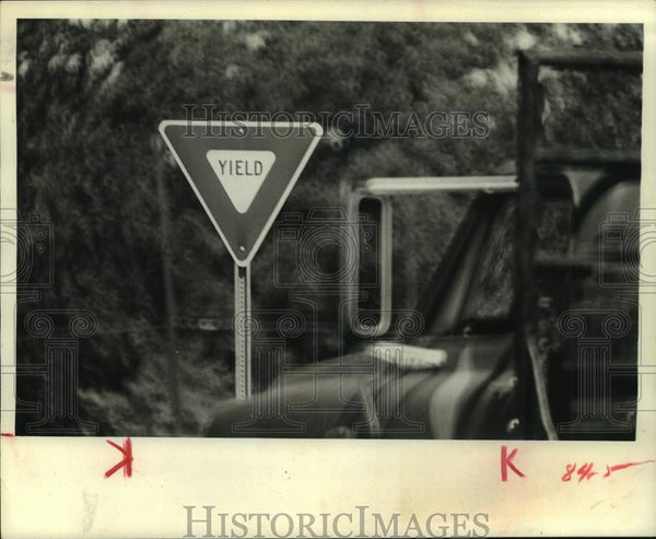 1972 Press Photo Yield Traffic Sign At Loop 610 and Eastex Freeway ...