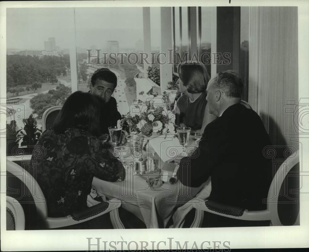 1964 Press Photo Guests of the Warwick Hotel Eating Dinner - hca59959- Historic Images