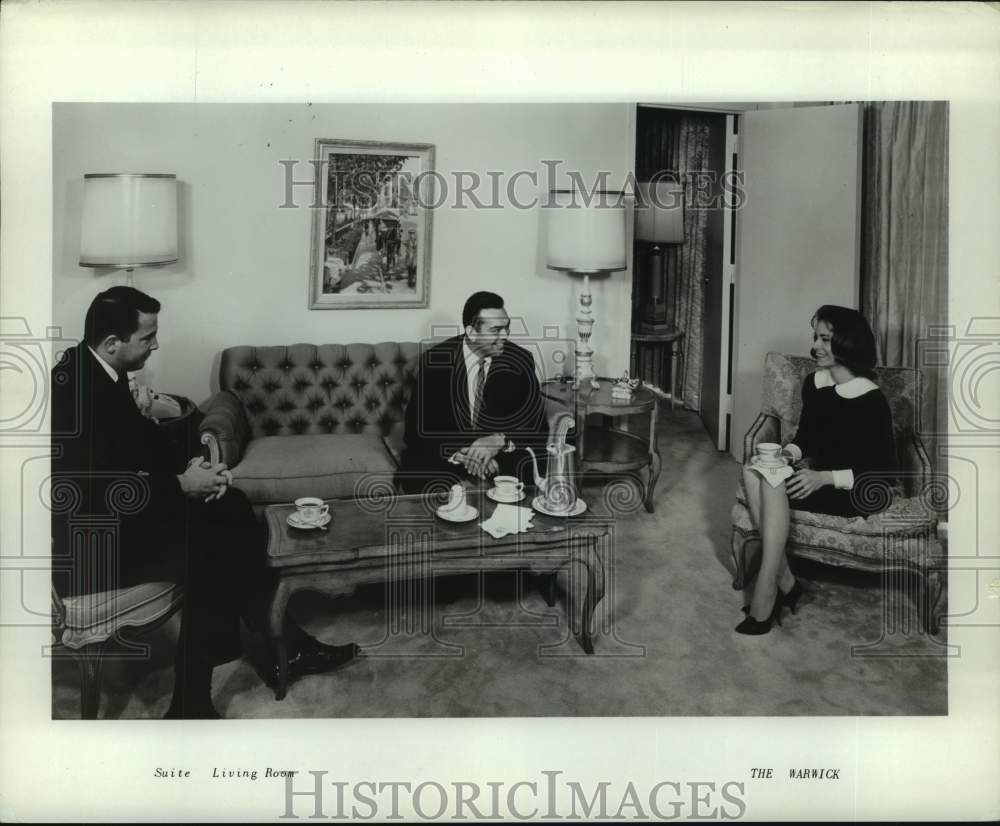 1964 Press Photo Guests In the Suite Living Room At the Warwick Hotel, Houston- Historic Images