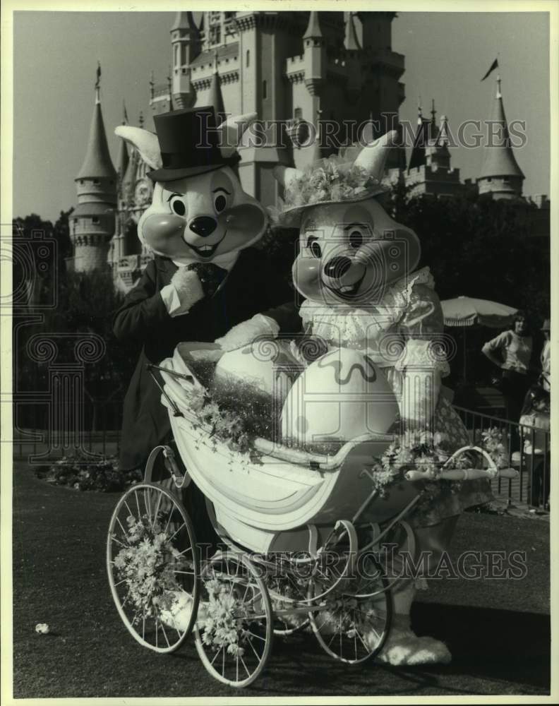 1985 Press Photo Mr. and Mrs. Easter Bunny on Walt Disney World&#39;s Easter Parade- Historic Images