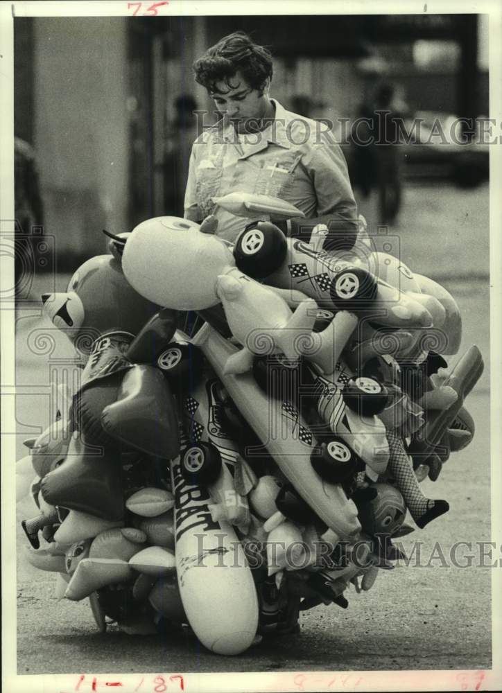 1983 Press Photo Vendor Henri McDonald Sells Inflatable Toys in Houston, Texas- Historic Images