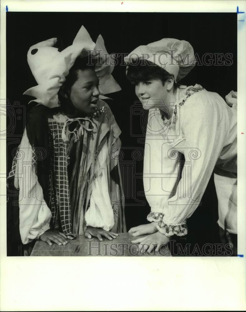 1987 Press Photo Vicki Harrow and Kafi Laramore in Theater on Wheels Production- Historic Images