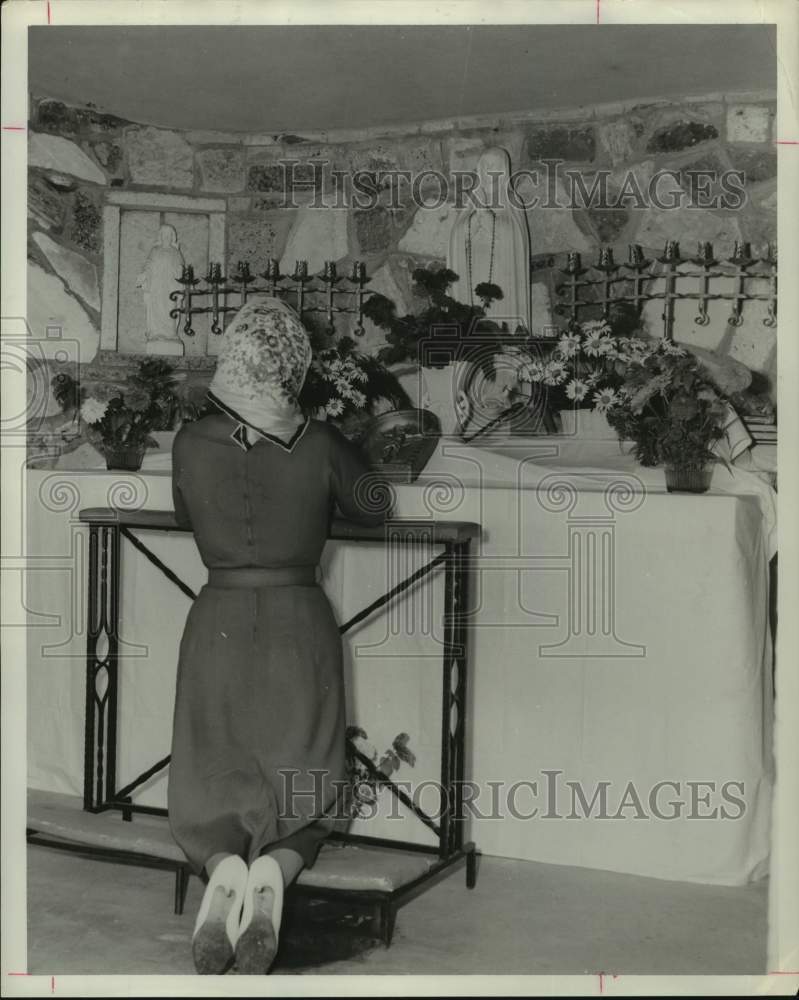 1961 Press Photo Woman kneels at shrine in Wallis, Texas - hca60097- Historic Images