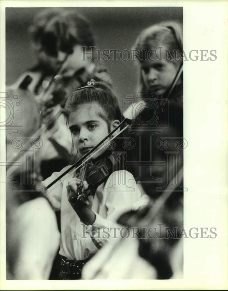 1988 Press Photo Young violin players perform - hca60104- Historic Images