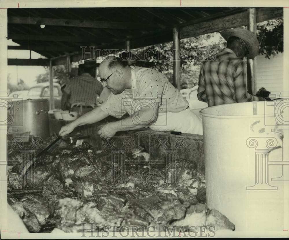 1961 Press Photo Cooks Barbecuing Food for Breakfast In Wallis, Texas- Historic Images