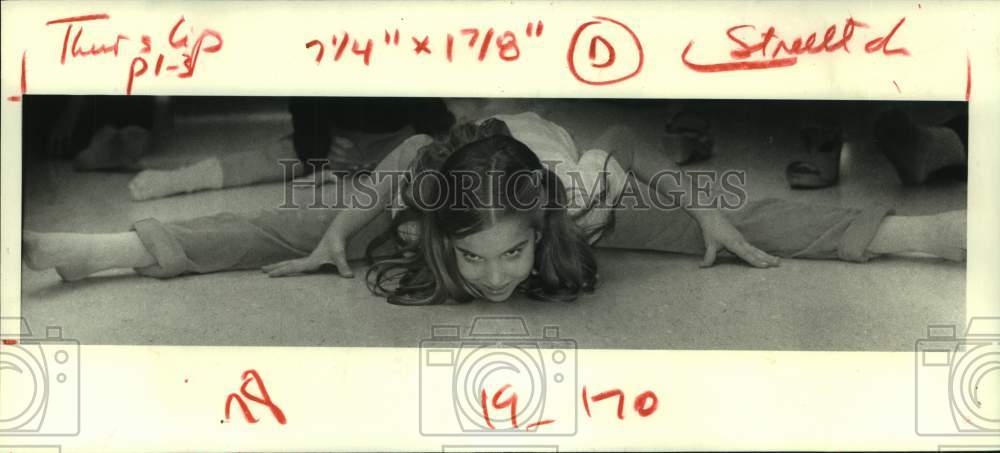 1981 Press Photo Student April Chappell Stretches for Ballet Class, Houston- Historic Images