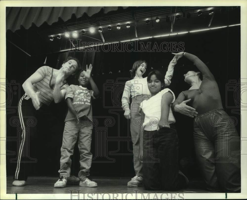 1986 Press Photo Dancers Terrence Karn &amp; Lea Geeslin work with Houston students- Historic Images