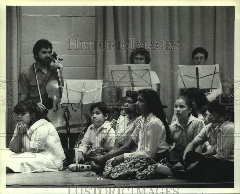 1983 Press Photo Max Dyer, Mary Rosborough &amp; Alison Woodruff play in Houston- Historic Images