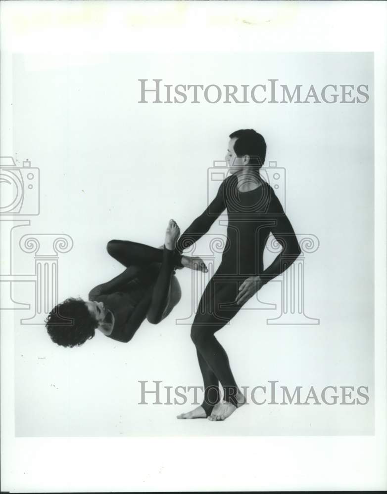 1988 Press Photo Pilobolus Dance Theatre Dancers - hca60507- Historic Images