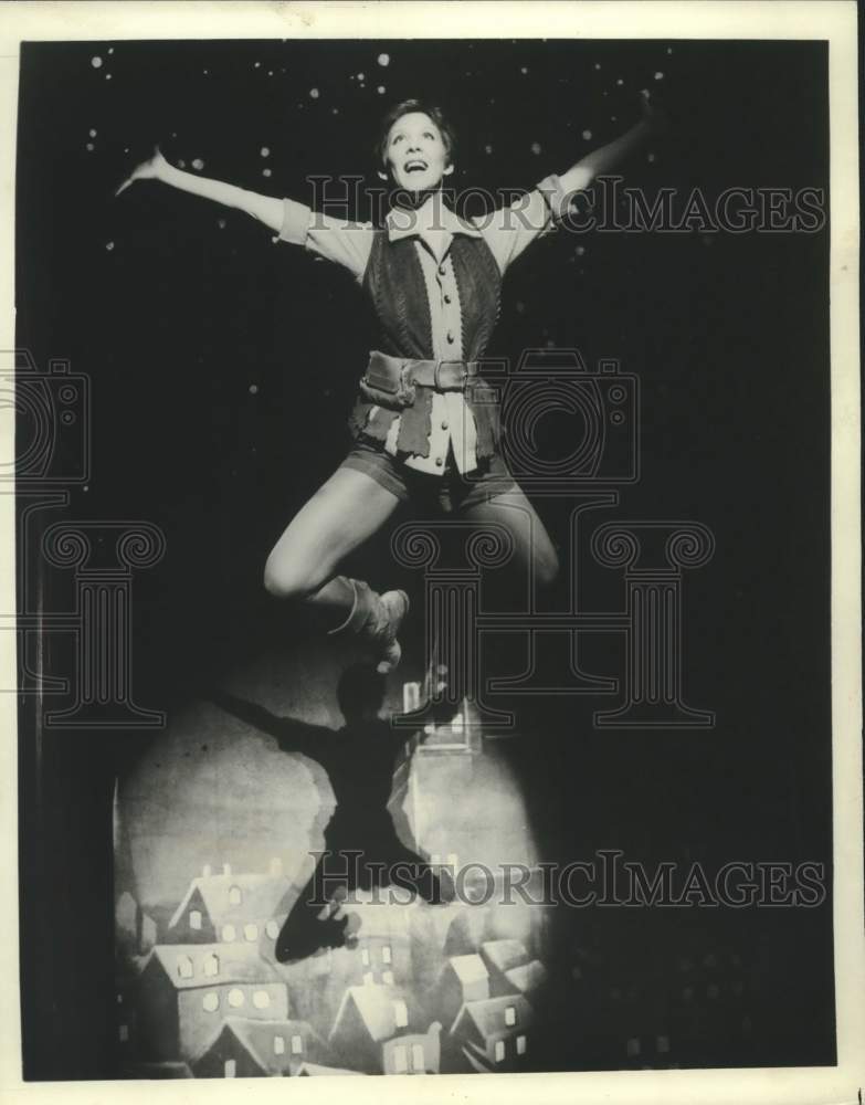 1983 Press Photo Karyn Cole stars at Peter Pan, in flight, movie musical- Historic Images