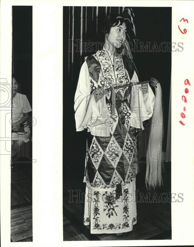 1983 Press Photo Zhang Yanyan&#39;s Wearing Robe for Peking Opera, at Jones Hall- Historic Images