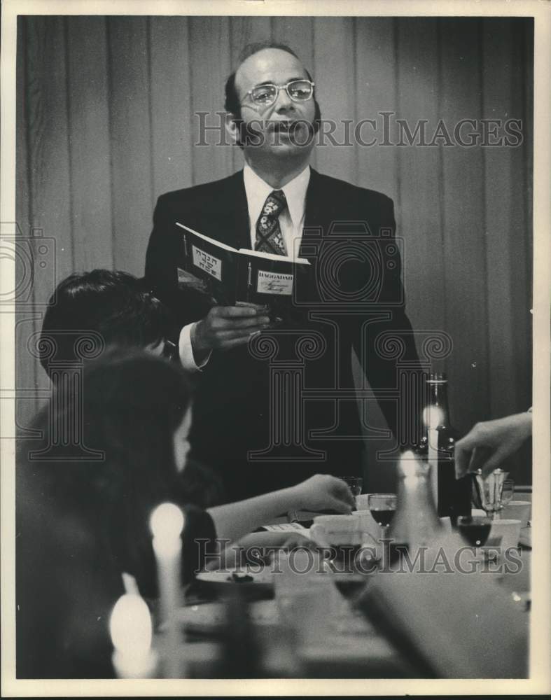 1960 Press Photo Jewish People Celebrating Passover - hca60605- Historic Images