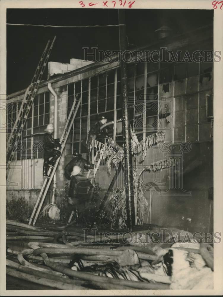 1961 Press Photo Fire damage at Pillow Manufacturing Company in Houston- Historic Images