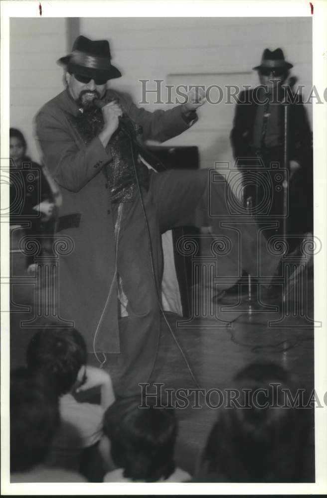 1987 Press Photo Richard E. Reyes of Houston&#39;s Bilingual Theatre entertains kids- Historic Images