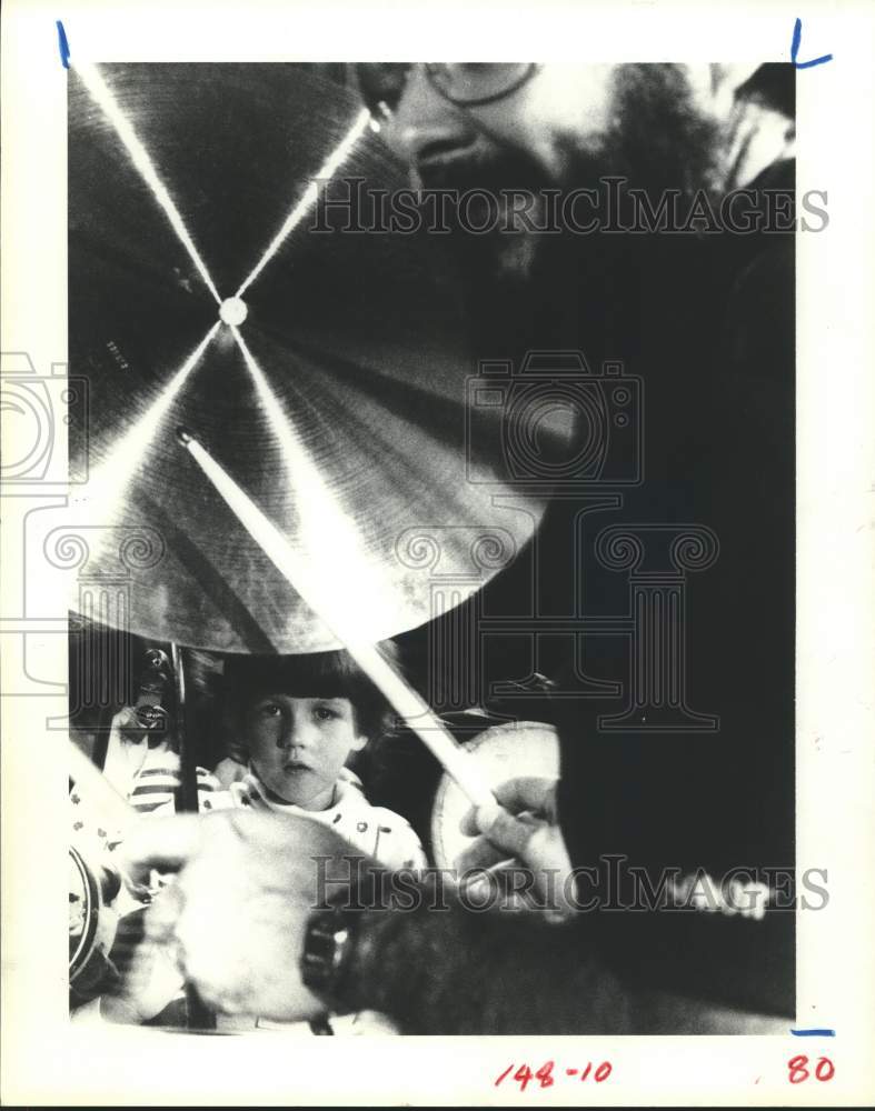 1982 Press Photo Children watch drummer perform at Palmer School in Houston- Historic Images