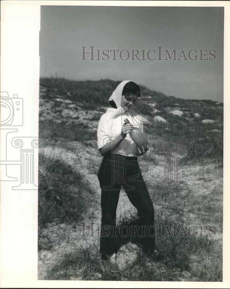 1962 Press Photo Sandra Boggus finds old bottle on beach of Padre Island, Texas- Historic Images