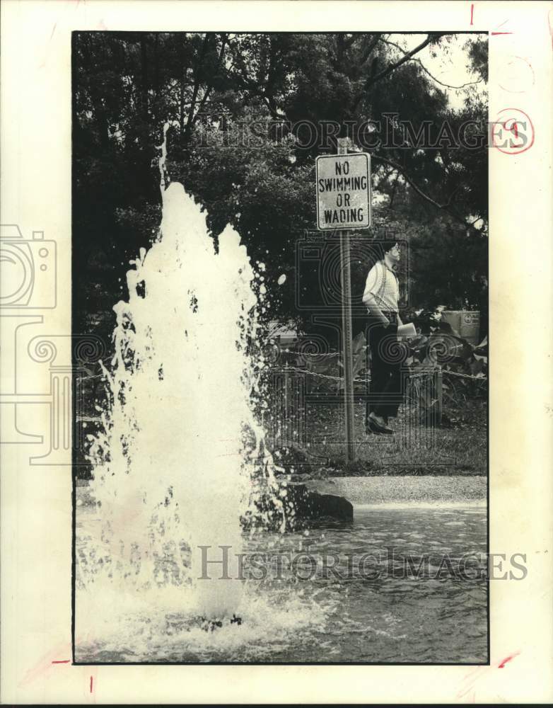 1981 Press Photo No Swimming Sign, fountain, at Bell Park, Houston, Texas- Historic Images