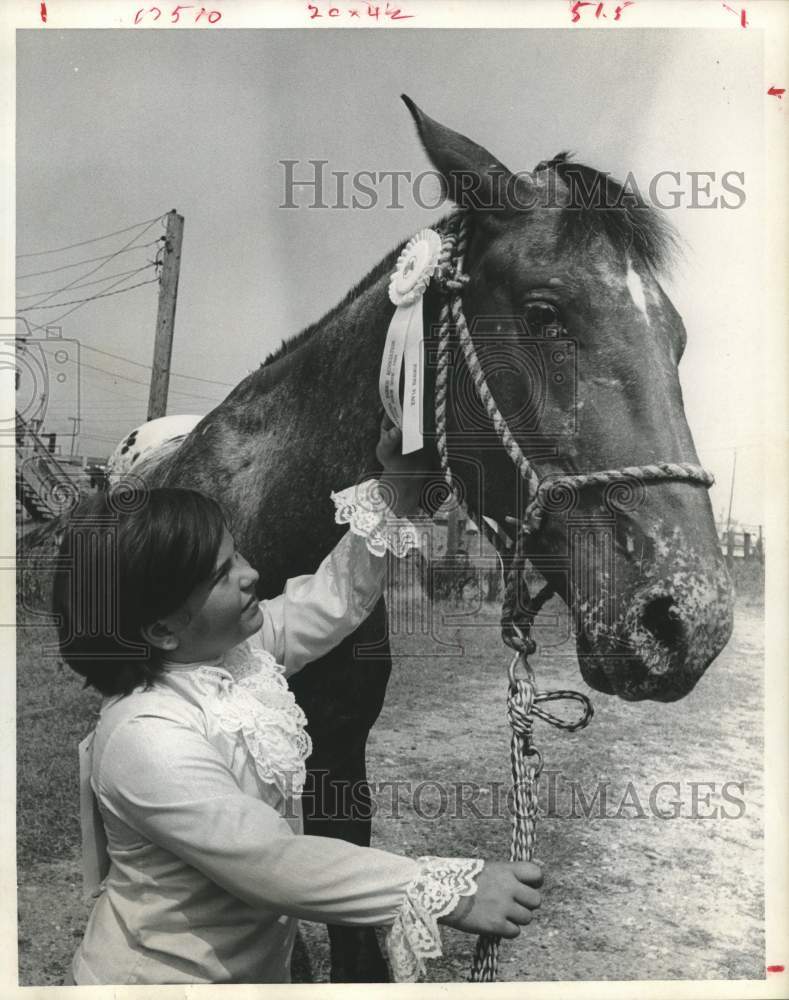 1969 Press Photo Carol Harris and her prize-winning Appaloosa at Pasadena show- Historic Images