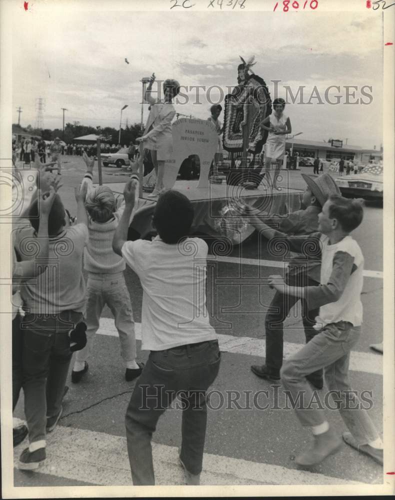 1969 Press Photo Youths Catch Candy at Pasadena Livestock Show Opening Parade- Historic Images