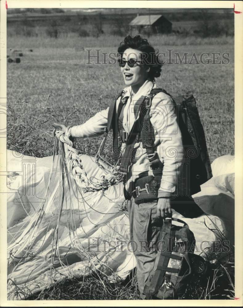 1962 Press Photo Secretary from San Marcos After Parachute Skydiving - hca60859