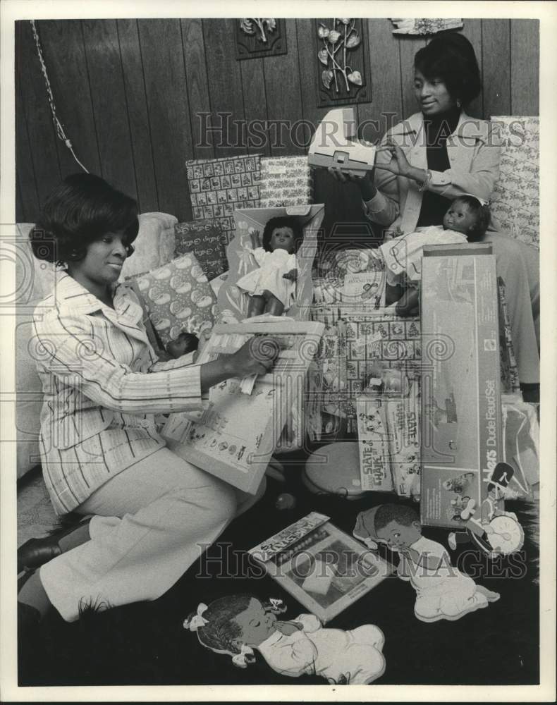 1973 Press Photo Parents for Better Toys Endorse Ethnic Toys for Houston, Texas- Historic Images