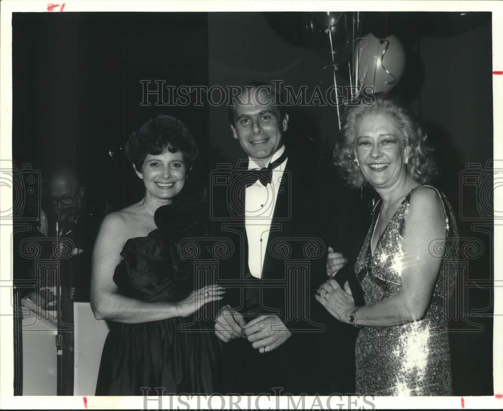 1983 Press Photo Guests Enjoy Performing Arts League Ball in Houston, Texas- Historic Images