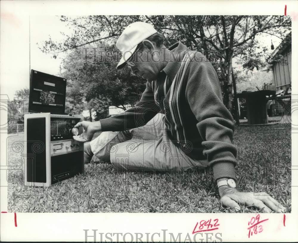 1976 Press Photo Pigeons - Drawe Listens to Radio for Knocking Off Time, Texas- Historic Images