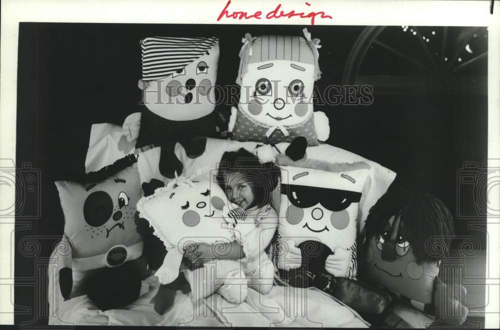 1986 Press Photo Young Girl with Six Members of the New Pillow People Family- Historic Images