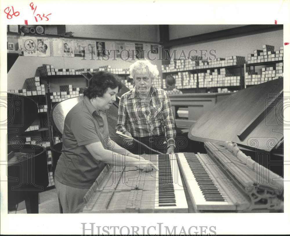 1990 Press Photo Bill Stewart &amp; Duchess Cox restore old piano - Kemah, Texas- Historic Images