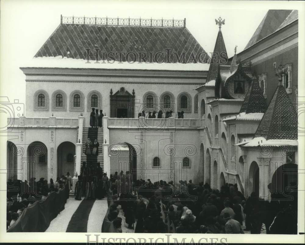 1985 Press Photo Coronation of czar in scene from &quot;Peter the Great&quot; mini-series- Historic Images