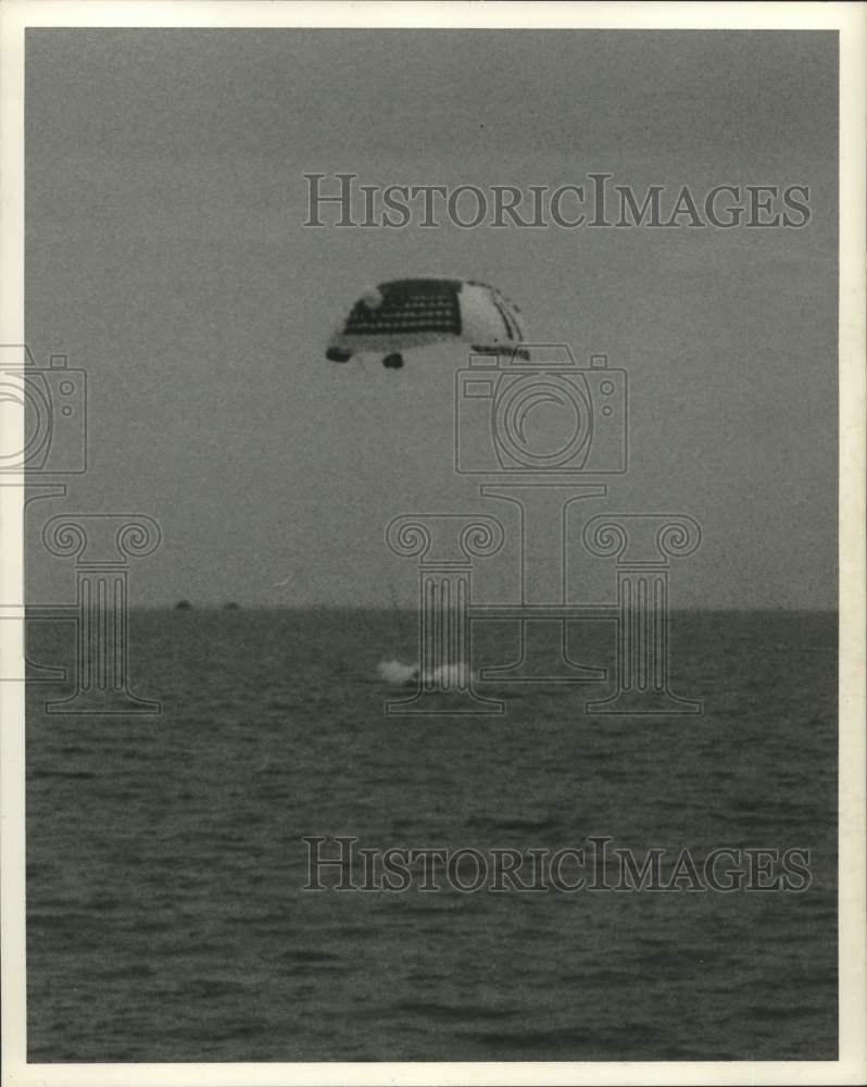 1964 Press Photo Parasail Glides Above the Water - hca61867