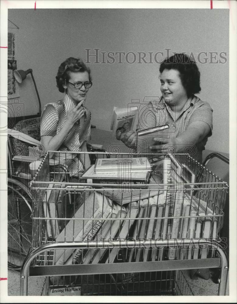 1976 Press Photo Linda Bostic Helps Fran Wells at Pasadena, Texas Public Library- Historic Images