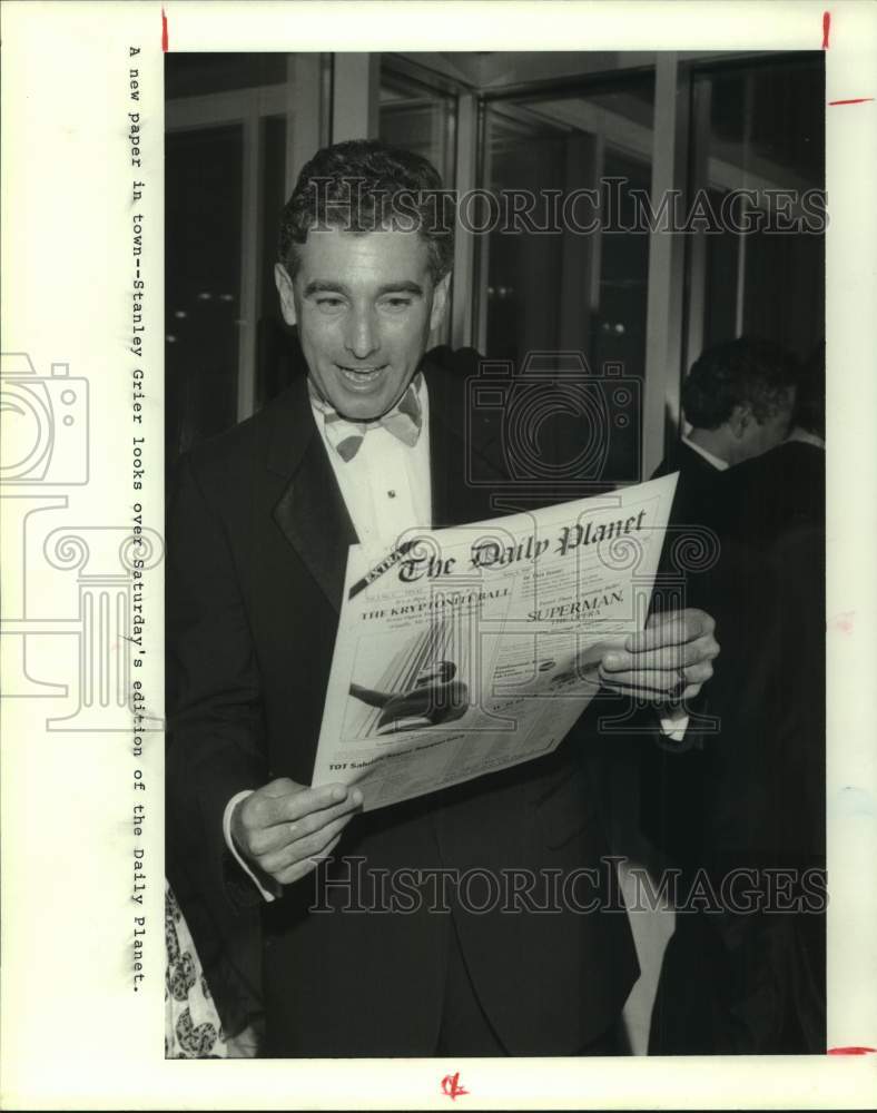 1987 Press Photo Stanley Grier reads The Daily Planet; Texas Opera Theater gala- Historic Images