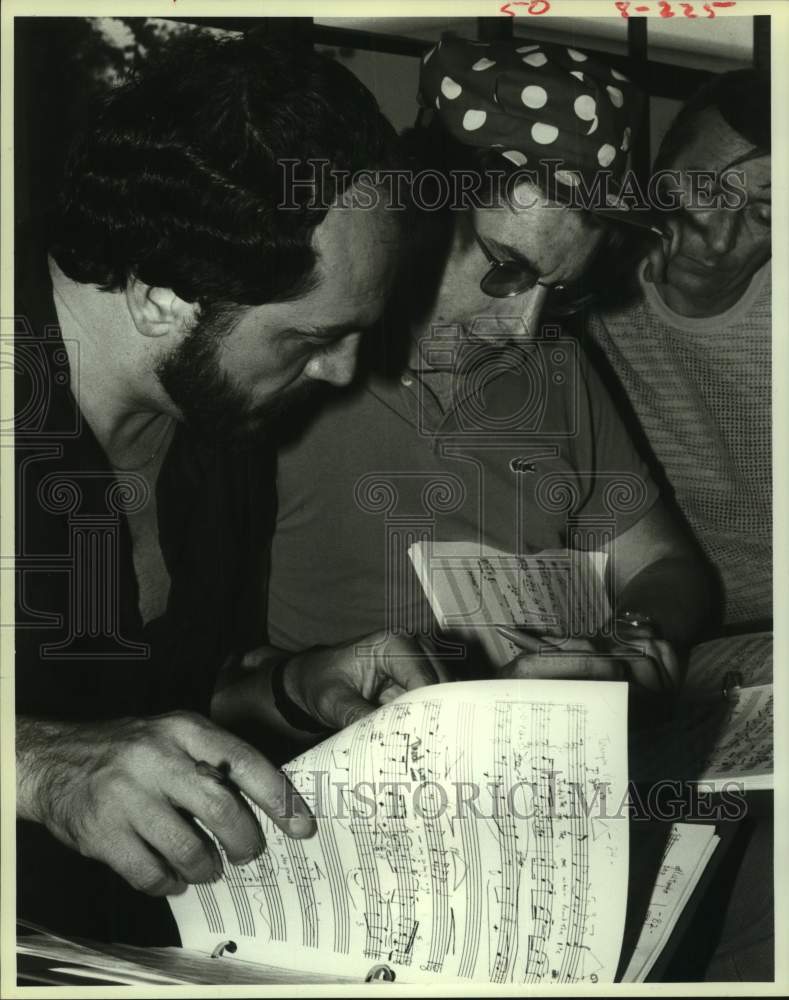 1985 Press Photo &quot;Bagatelle&quot; director reviews music with composers - Texas Opera- Historic Images