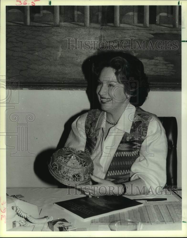 1985 Press Photo Joy Morton shows Russian hat - Texas Opera Theater, Houston- Historic Images