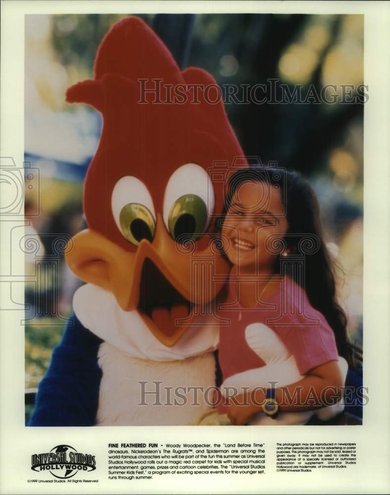 2000 Press Photo Girl and Woody Woodpecker at Universal Studios Summer Kids Fest- Historic Images