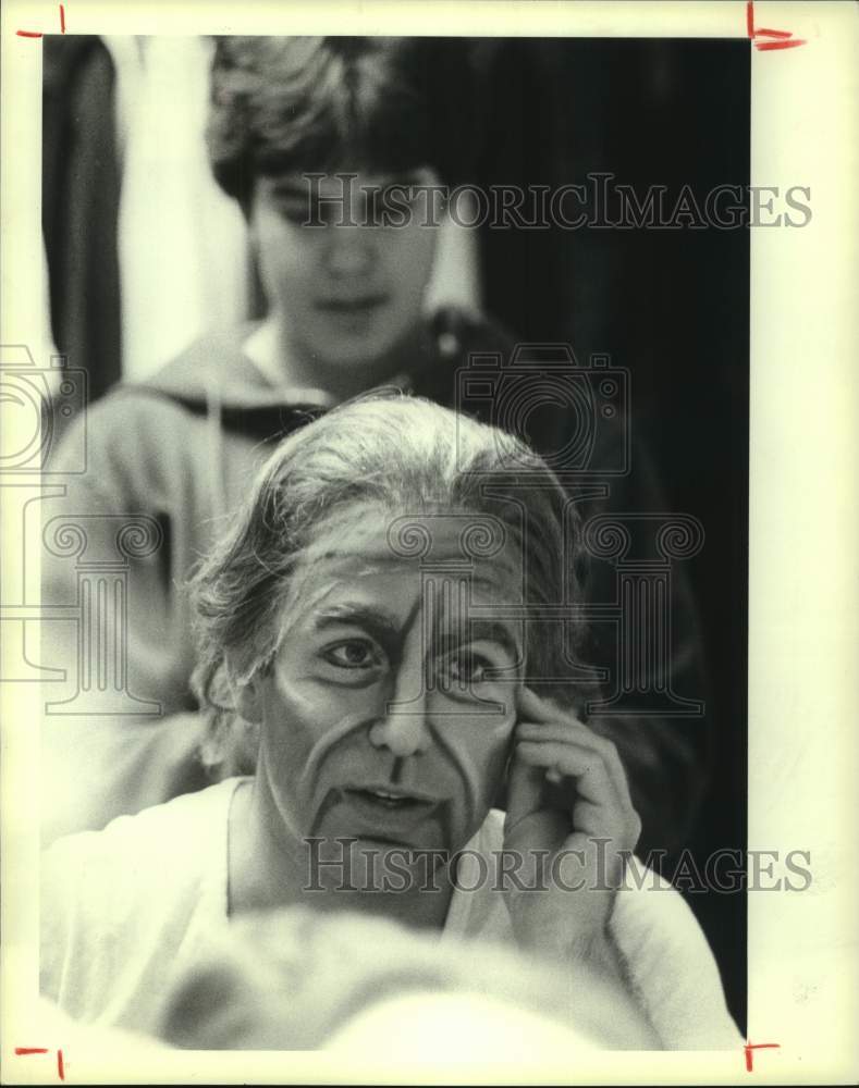 1981 Press Photo Members of the Traveling Texas Opera Theater Get Ready- Historic Images