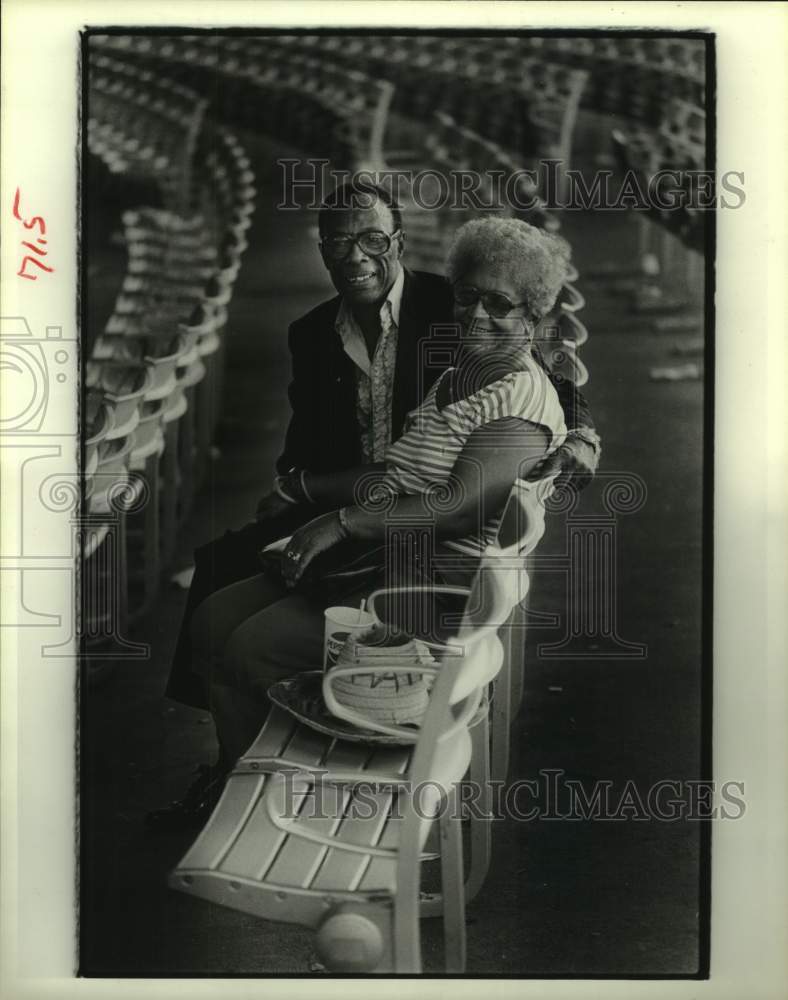 1984 Press Photo Milt & Cathy Larkin Take Breather After Concert in Houston- Historic Images