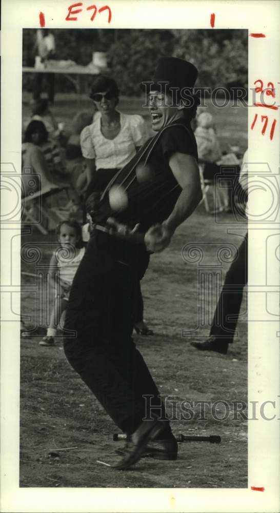 1984 Press Photo Juggler Claude Sims Performs before Concert at Miller Theater- Historic Images