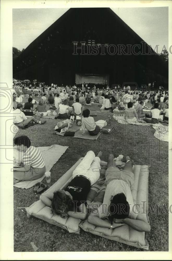 1984 Press Photo Claude &amp; Ken Bache on Air Mattresses at Miller Theater Concert- Historic Images